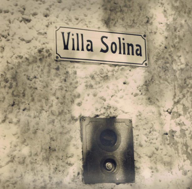 Namensschild der Villa Solina